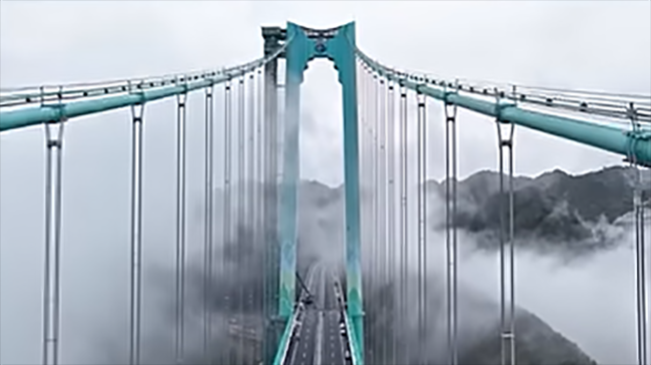 Melintasi Jembatan Huajiang Setinggi 625 M, Perjalanan Menakjubkan Menembus Awan hanya 2 Menit